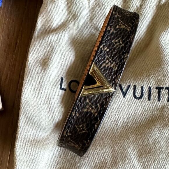 Authentic Louis Vuitton Essential V Bracelet - Picture 5 of 12